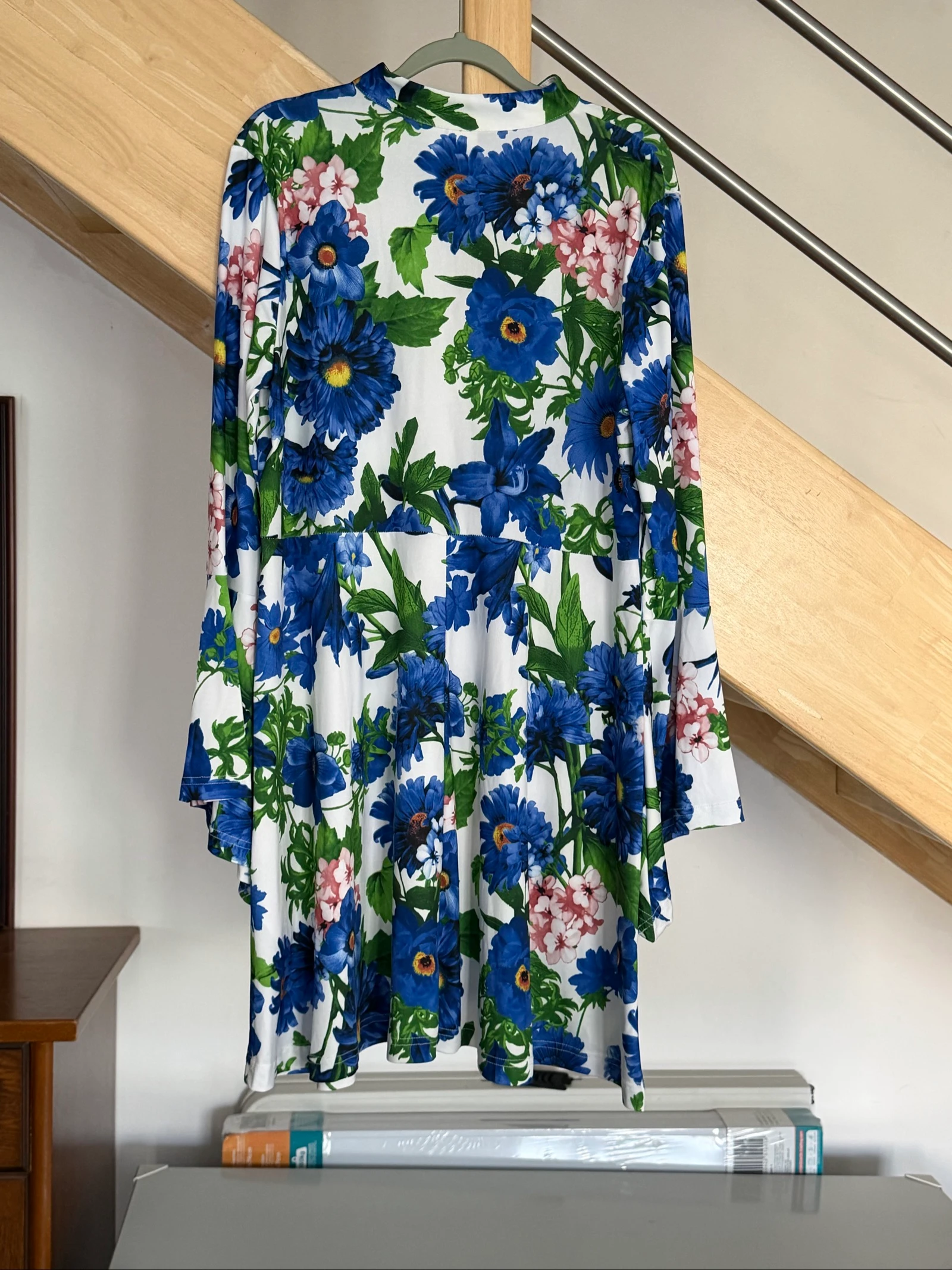 Robe blanche à fleurs bleues